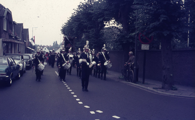DIA30555 De fanfare van Volharding op de Burgemeester Letteweg; ca. 1973