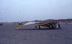 DIA30613 Vliegerwedstrijd op het strand van Oostvoorne; ca. 1985
