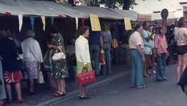 DIA30673 Jacoba van Beierendag en Burchtfeesten in Oostvoorne: braderie; ca. 1980