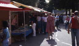 DIA30678 Jacoba van Beierendag en Burchtfeesten in Oostvoorne: braderie; ca. 1980