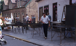 DIA30679 Jacoba van Beierendag en Burchtfeesten in Oostvoorne: BBQ bij de Keurslager; ca. 1980