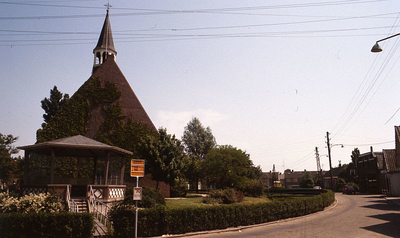 DIA35002 De kerk van Oudenhoorn, met de muziektent en bushalte; 1973