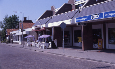 DIA36019 Winkels langs de Dorpsweg: een restaurant en drogisterij; ca. 1993