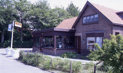 DIA36029 Fietsenwinkel langs de Dorpsweg; ca. 1993