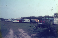 DIA36230 Caravan en tenten op camping het Rondeweibos; ca. 1973