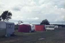 DIA36233 Caravan en tenten op camping het Rondeweibos; ca. 1973