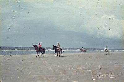 DIA36245 Paardrijders op het strand; ca. 1973