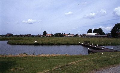 DIA39038 Het dorp Simonshaven, gezien vanaf de Schuddebeursedijk, loopbrug over de Bernisse; 1993