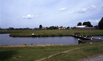 DIA39039 Het dorp Simonshaven, gezien vanaf de Schuddebeursedijk, loopbrug over de Bernisse; 1993