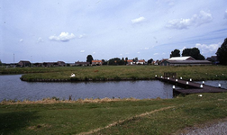 DIA39039 Het dorp Simonshaven, gezien vanaf de Schuddebeursedijk, loopbrug over de Bernisse; 1993