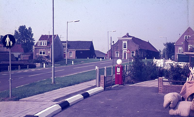 DIA39103 De hoek Molendijk, Peperstraat en Ring; ca. 1980