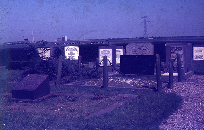DIA39112 De begraafplaats rond de kerk van Simonshaven; ca. 1980