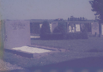DIA39113 De begraafplaats rond de kerk van Simonshaven; ca. 1980