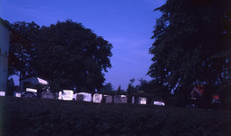 DIA39115 De begraafplaats rond de kerk van Simonshaven; ca. 1980