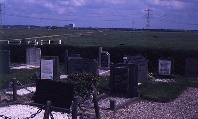 DIA39116 De begraafplaats rond de kerk van Simonshaven; ca. 1980