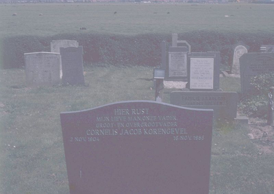 DIA39117 De begraafplaats rond de kerk van Simonshaven; ca. 1980