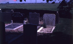 DIA39118 De begraafplaats rond de kerk van Simonshaven; ca. 1980
