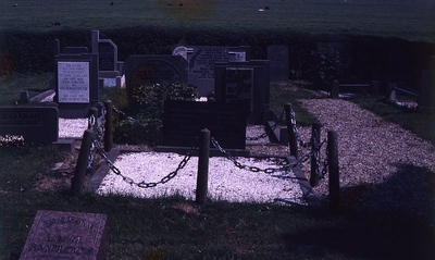 DIA39119 De begraafplaats rond de kerk van Simonshaven; ca. 1980