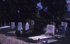 DIA39120 De begraafplaats rond de kerk van Simonshaven; ca. 1980
