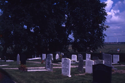 DIA39121 De begraafplaats rond de kerk van Simonshaven; ca. 1980
