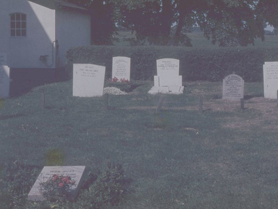 DIA39122 De begraafplaats rond de kerk van Simonshaven; ca. 1980