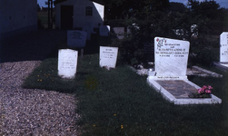 DIA39123 De begraafplaats rond de kerk van Simonshaven; ca. 1980