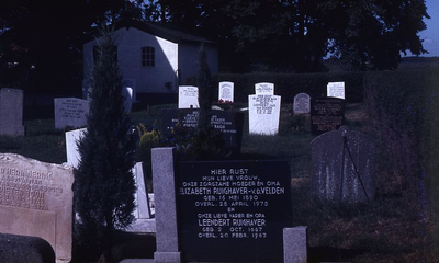 DIA39124 De begraafplaats rond de kerk van Simonshaven; ca. 1980