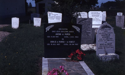 DIA39126 De begraafplaats rond de kerk van Simonshaven; ca. 1980