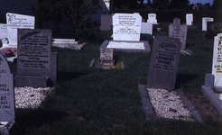 DIA39128 De begraafplaats rond de kerk van Simonshaven; ca. 1980