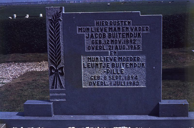 DIA39130 De begraafplaats rond de kerk van Simonshaven; ca. 1980