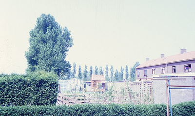 DIA39136 De achtertuinen van de woningen van het Prinses Ireneplein; ca. 1980