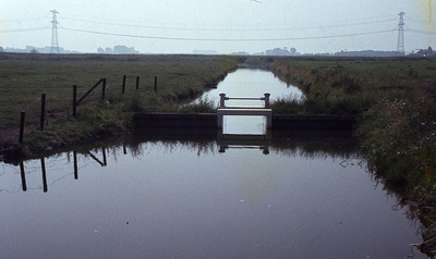 DIA39210 Sluis in de watering, gezien vanaf de Rietbroekweg; ca. 1985