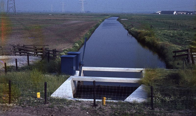 DIA39211 Sluis in de watering, gezien vanaf de Garsdijk; ca. 1985