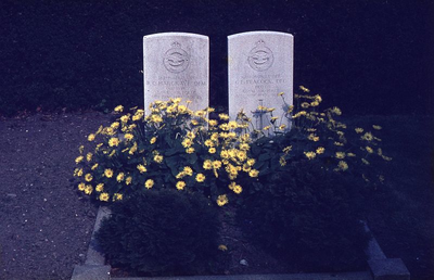 DIA39237 De begraafplaats rond de kerk van Simonshaven; ca. 1980