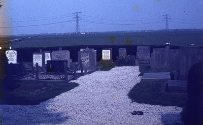 DIA39238 De begraafplaats rond de kerk van Simonshaven; ca. 1980