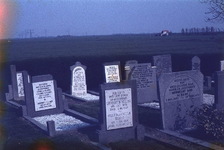 DIA39241 De begraafplaats rond de kerk van Simonshaven; ca. 1980