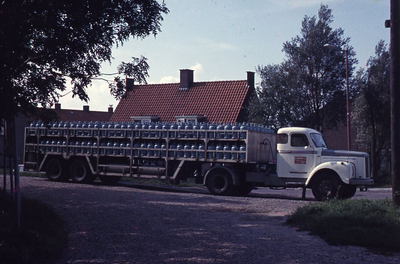 DIA39258 Vrachtwagen met gasflessen van de firma Kriensen uit Brielle bij de ingang naar de Beverwijkstraat en ...