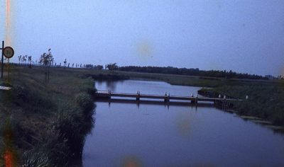 DIA39291 Loopbrug over de haven van Simonshaven; ca. 1990
