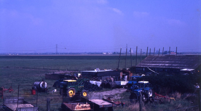 DIA39296 Terrein met landbouwmachines rond het huis Schuddebeursedijk 11; ca. 1990