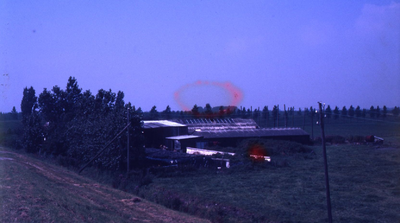 DIA39298 Terrein met landbouwmachines rond het huis Schuddebeursedijk 11; ca. 1990