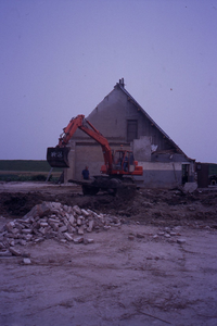 DIA39310 De sloop van de boerderij van Van Bergeijk aan de Schuddebeursedijk in Simonshaven; ca. 1985