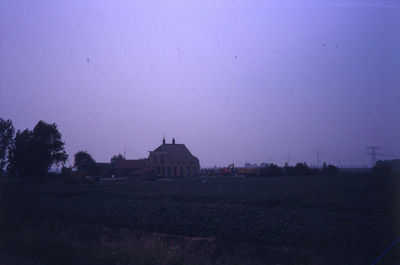 DIA39312 De sloop van de boerderij van Van Bergeijk aan de Schuddebeursedijk in Simonshaven; ca. 1985