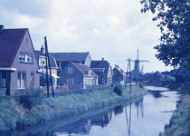 DIA40096 De Vierambachtenboezem en de bebouwing langs de Molenlaan; 1961