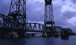 DIA40147 Het omhoog brengen van de Spijkenisserbrug, vanwege het ongelijke wegdek in de herfst van 1967. (Rijnvaart ...