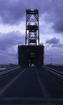 DIA40148 Het omhoog brengen van de Spijkenisserbrug, vanwege het ongelijke wegdek in de herfst van 1967. (Rijnvaart ...