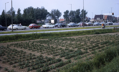 DIA40166 Verkeersdrukte op de Groene Kruisweg richting de Spijkenisserbrug; 1968