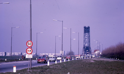 DIA40167 Op Tweede Paasdag richting de Spijkenissebrug; 15 april 1968