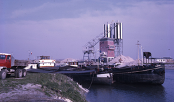 DIA40169 Binnenvaartschepen in de Haven, op de achtergrond de silo's van de betonfabriek; 15 april 1968