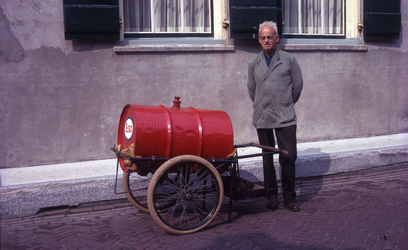 DIA40176 Portret van petroleumhandelaar Jos Louwen met zijn Esso oliekar; 5 augustus 1968