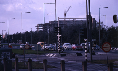 DIA40201 Drukte op de Groene Kruisweg ter hoogte van de kruising met de Stationsstraat, op de achtergrond de bouw van ...